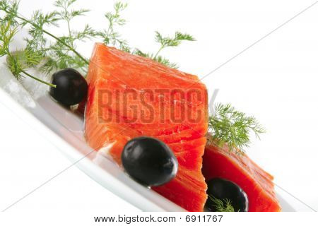 Rose saumon sur une plaque blanche aux Olives