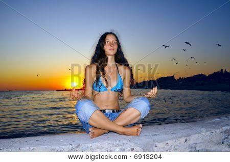 ragazza sulla spiaggia