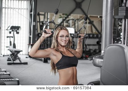 Blonde Sexy Bodybuilder Pulldown Practice In Gym