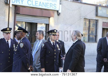 Deputy NYPD chiefs await commissioner