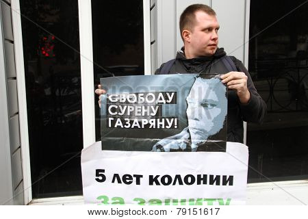 politician Nikolay Lyaskin on picket in support of the arrested ecologist Suren Gazaryan
