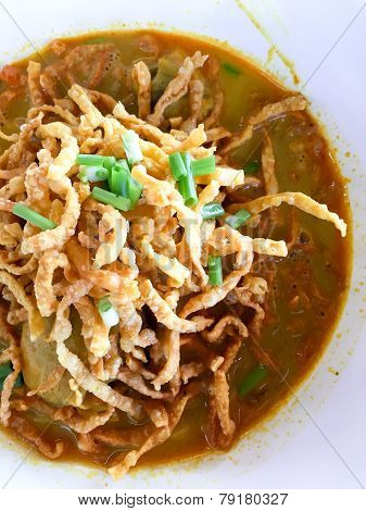 Egg Noodle In Chicken Curry