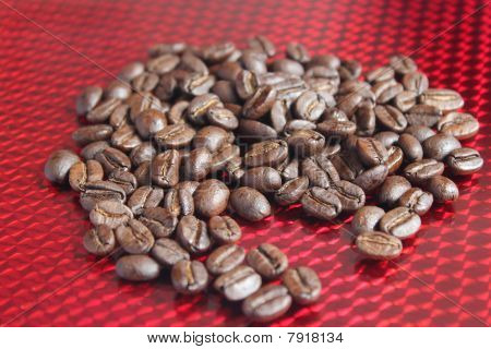 Grãos de café sobre fundo vermelho