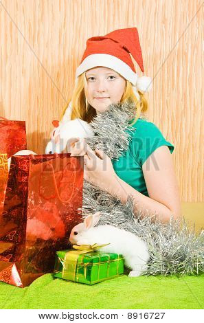 Menina com dois coelhos de estimação