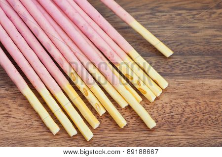 Biscuit stick strawburry coated