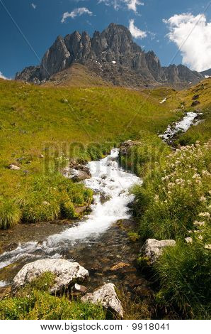 ภูเขา Chaukhebi ใน Juta ภูมิภาค ประเทศจอร์เจีย Kazbegi