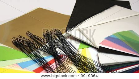 Bücher, Materialien, Farbkarte und Papier