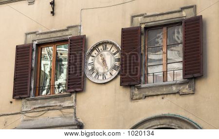 Uhr zwischen alten Fenster