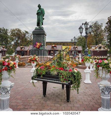 Moscow, Russia - September 17, 2015: Monument To The Russian Poet Pushkin In Moscow's Pushkin Square