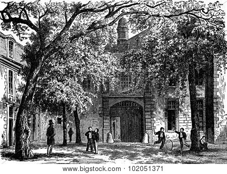 Vendome. Courtyard of the college of Vendome, vintage engraved illustration. Journal des Voyages, Travel Journal, (1880-81).