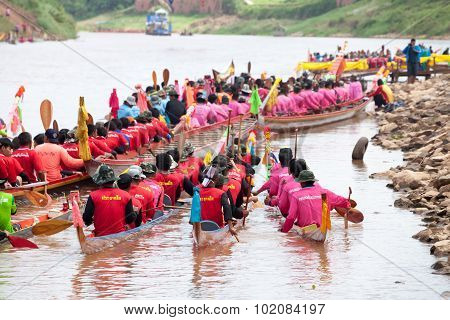 PHITSANULOK, THAILAND - SEP 19 : Unidentified crew in traditional Thai long boats competition festiv