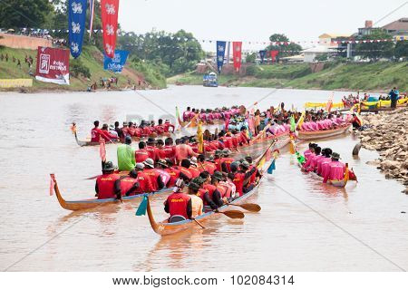 PHITSANULOK, THAILAND - SEP 19 : Unidentified crew in traditional Thai long boats competition festiv