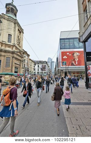 Crowded Rue Neuve - Nieuwstraat Shopping Street