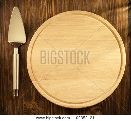 cake server on wooden background