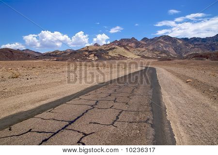 Fläckvis asfalt road, Death Valley