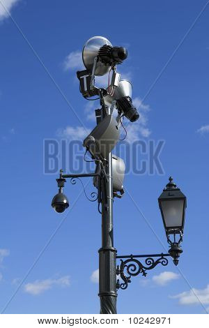 Altavoz y farola