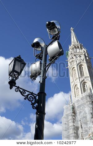 Reproduktor a pouliční lampa v Budapešti