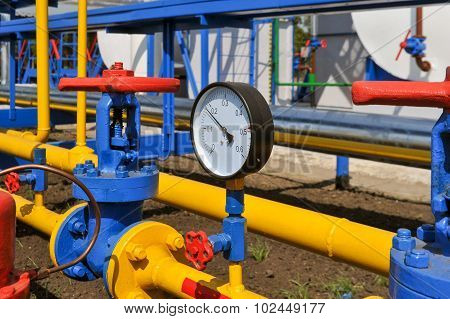 Pressure gauge and handle gate