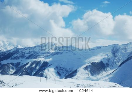 Wysoki Mountaints w śniegu w zimie - Gudauri, Gruzja
