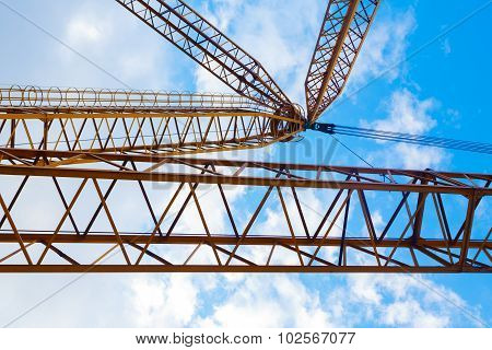 Lifting crane hewn rocks in a quarry