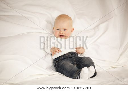 행복 하 게 웃는 아기 소녀