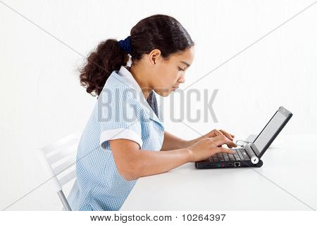 uczennice odrabiania lekcji na laptopie