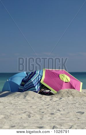 Parapluies dans le sable