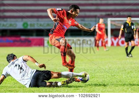Sisaket Thailand-september 16: Tadpong Lar-tham Of Sisaket Fc. (orange) In Action During Thai Premie