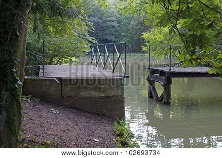 Swing bridge