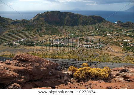 Kleine dorp onder de vulkaan, Lipari, Sicilië, Italië