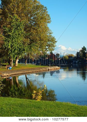 Autunno nel parco blu-lago NW Oregon.
