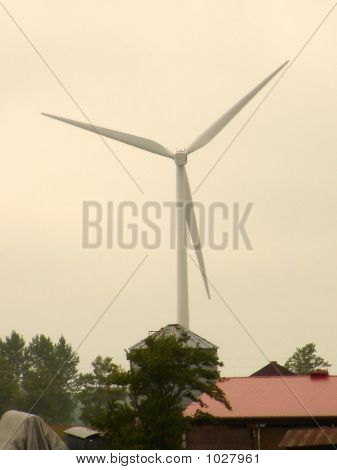 Turbina eolica grandi dietro una Farm House