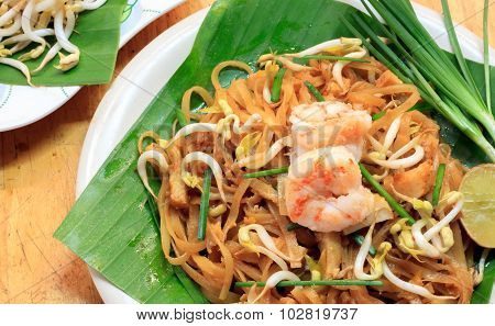 Thai noodle or padthai with garnish,vegetable with shrimp.
