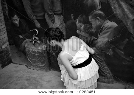 一个女孩和救济