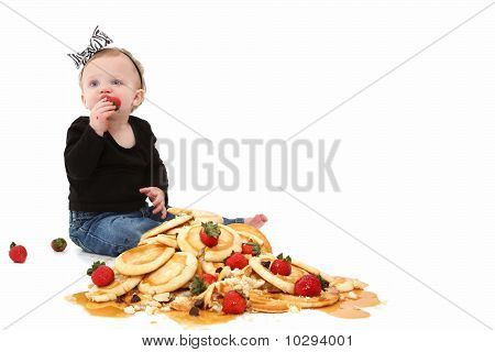 Babymädchen mit Pfannkuchen