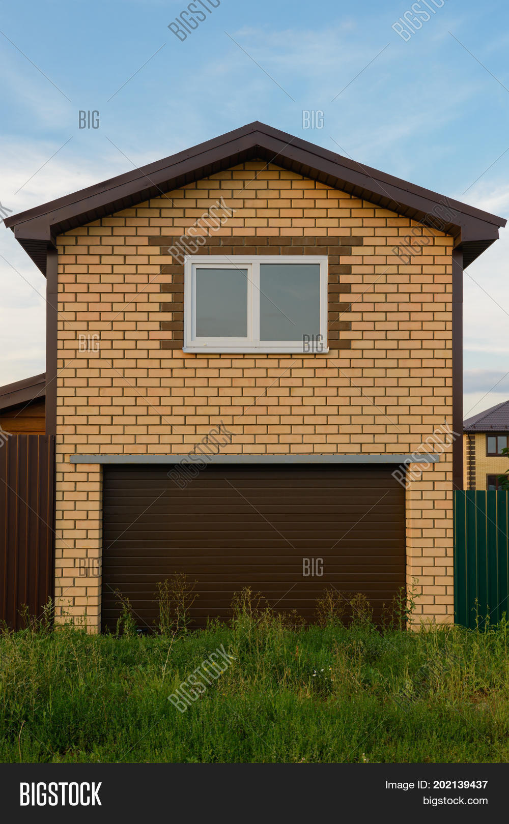 двухэтажный коттедж с гаражом. двухэтажный дом из кирпича с гаражом. гараж из красного кирпича. кирпичный дом с гаражом. дом с гаражом кирпич.