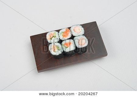 Comida asiática série: 6 rolos de sushi em uma esteira de madeira