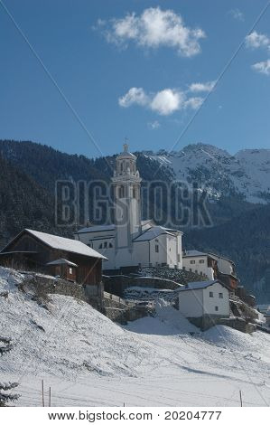 christelijke kerk in een ingesneeuwd in Zwitsers bergdorp rond Kerstmis