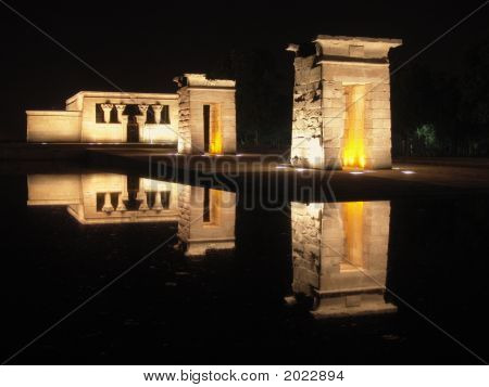 ยิงกลางคืน Debod วัด