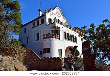 Constructed between 1900 and 1914, it was inaugurated as public park in 1926. In 1984 the UNESCO included to the park Güell inside the Place Heritage of the Humanity