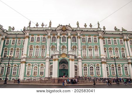many tourists want to go to the winter palace of St. Petersburg before the museum