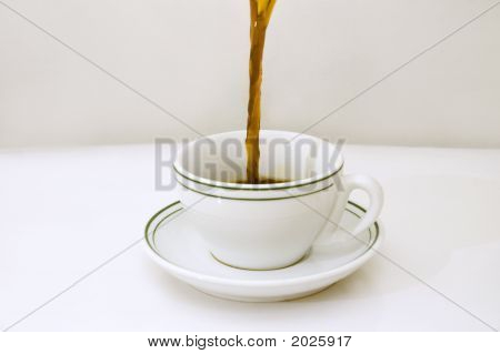 Hælde kaffe på en kop