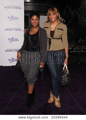 LOS ANGELES - FEB 09: TONI BRAXTON & zus komt naar de 