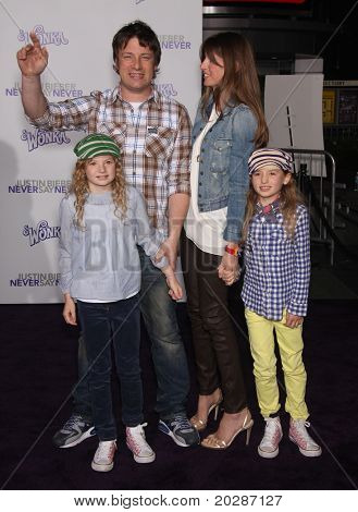 LOS ANGELES - FEB 09: JAMIE OLIVER & familie komt naar de 