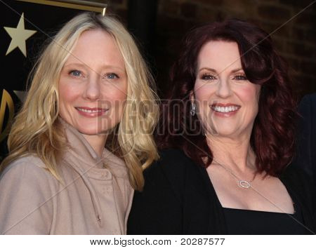 LOS ANGELES - FEB 14: Anne Hecheová & Megan Mullally dorazí na obřad chodit z Fame pro Alec Bald