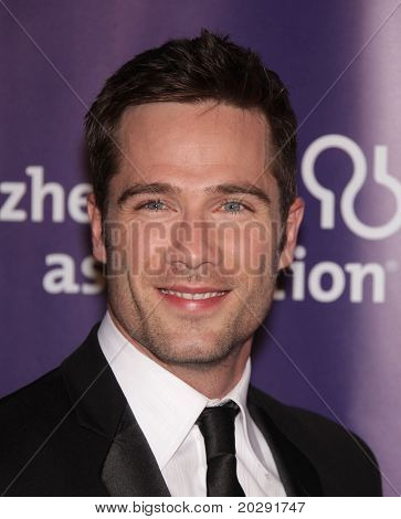 LOS ANGELES - Mär 16: Luke MacFarlane kommt auf der 19. Jahrestagung 