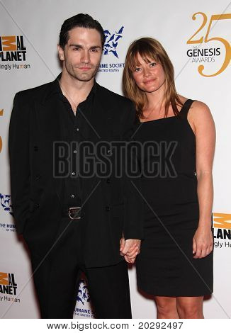 LOS ANGELES - MAR 19: Sam Witwera & hodnocení dorazí do 25 Annual Awards Genesis na 19 března 201
