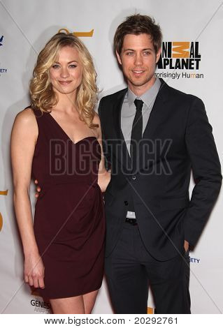LOS ANGELES - MAR 19: Yvonne Strahovski & data arrivano per i premi annuali di Genesi 25 il 1 marzo