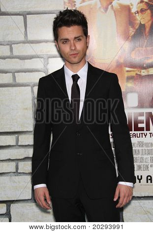 LOS ANGELES - APR 11: Thomas Dekker ankommer til 