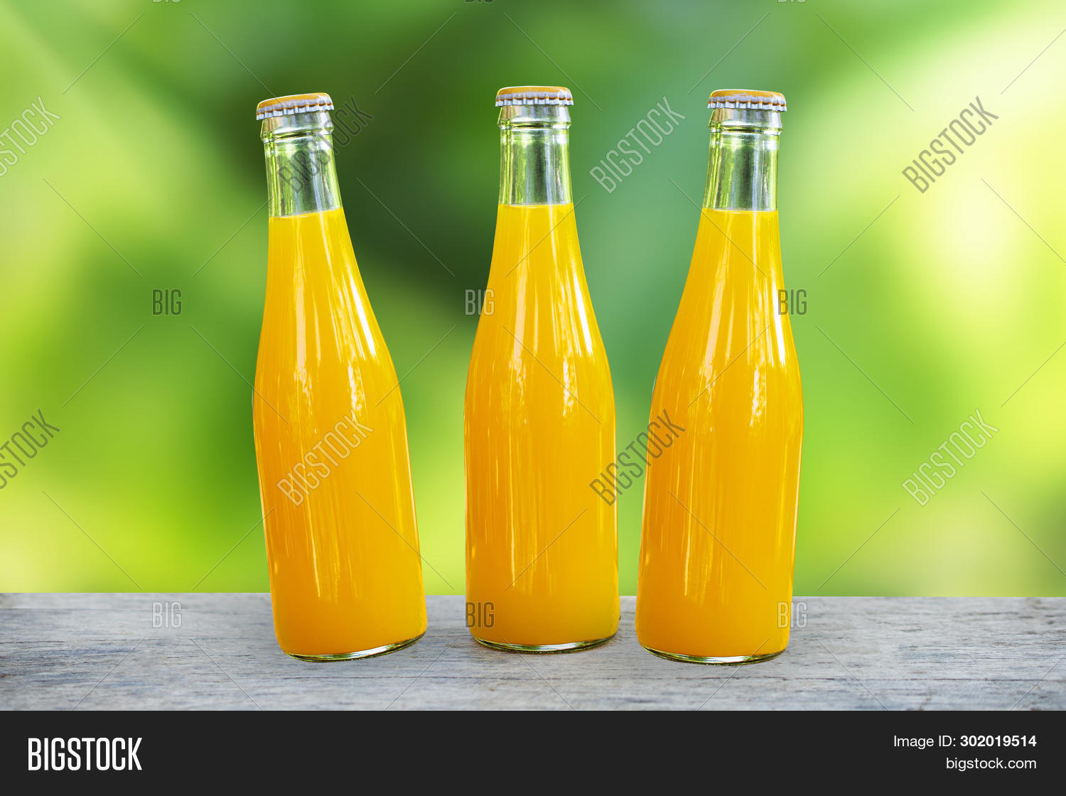 Натуральный сок. Апельсиновый сок в бутылке. Апельсиновый сок в прозрачной бутылке. Сок в стеклянной бутылке. Фото сока в бутылке.
